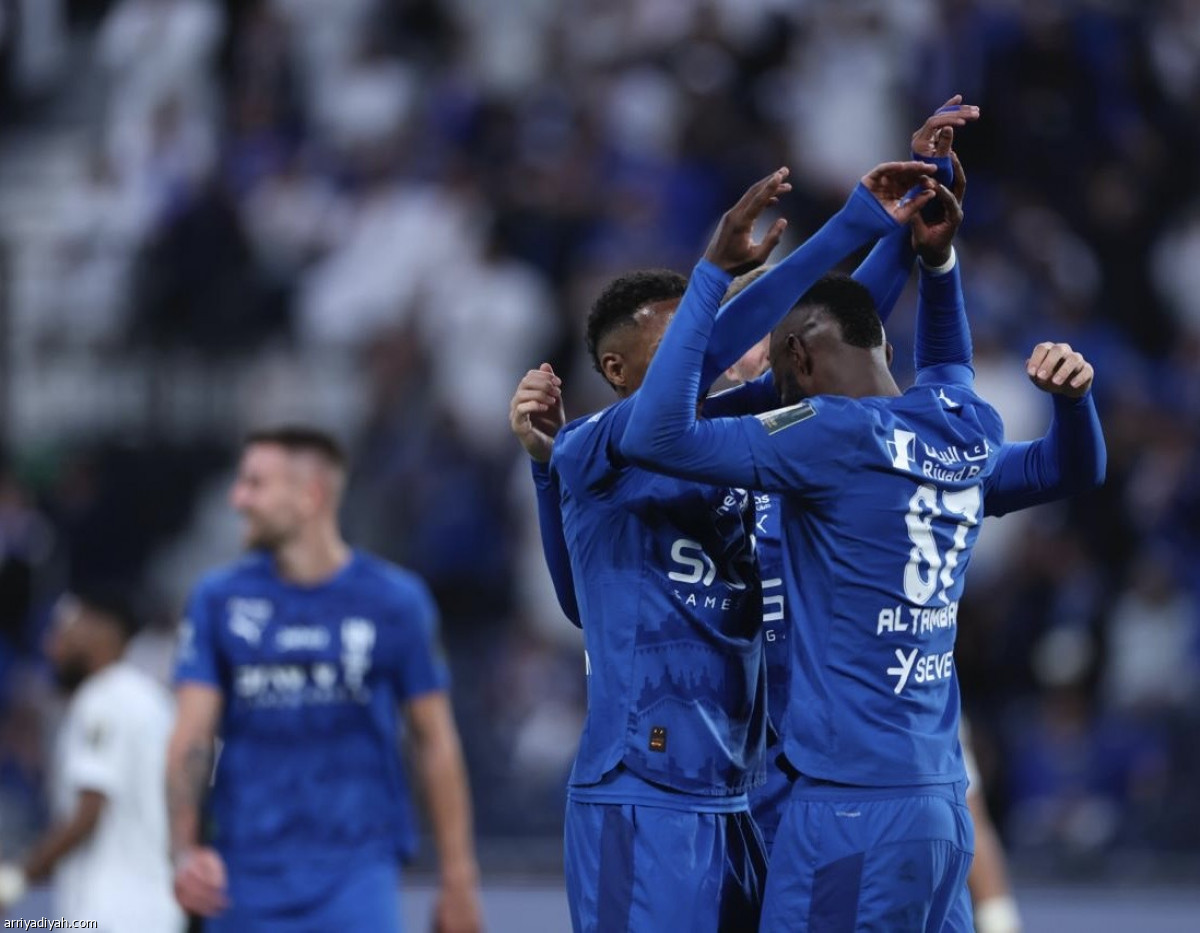 الأزرق يعبر