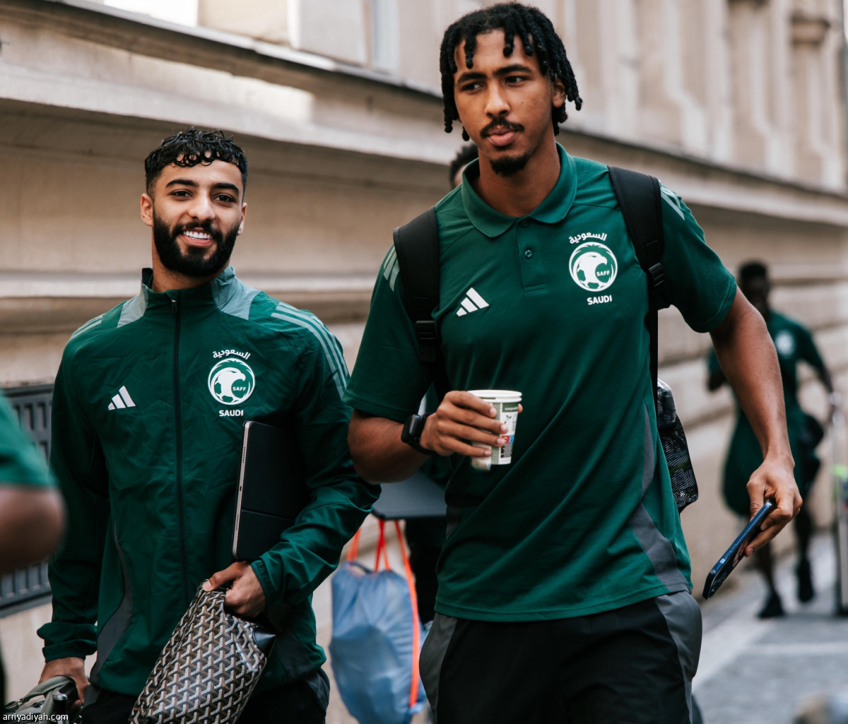 الأخضر يغادر