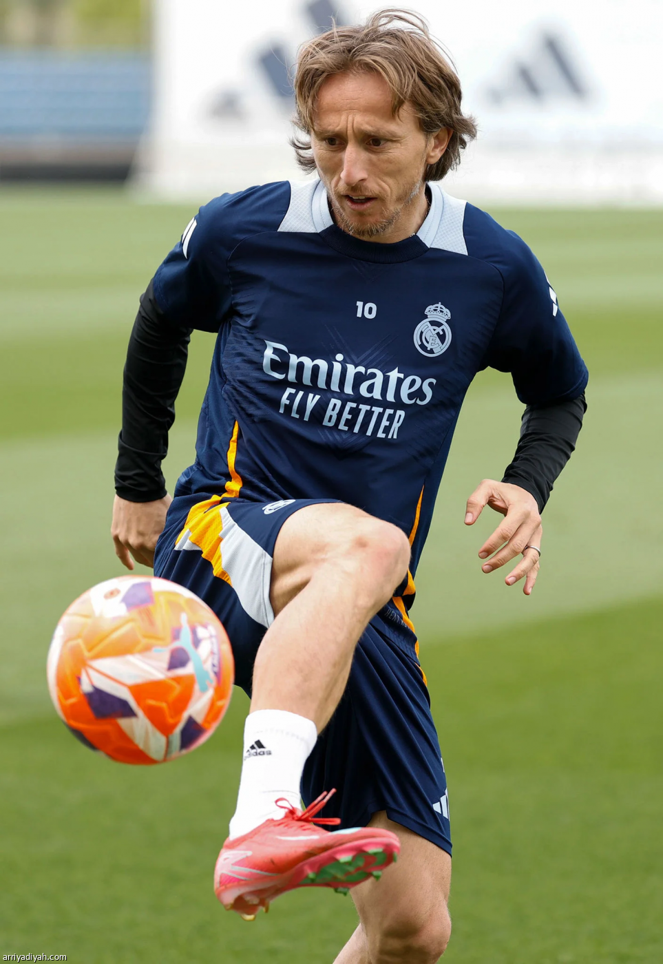 الريال يفرض السيطرة