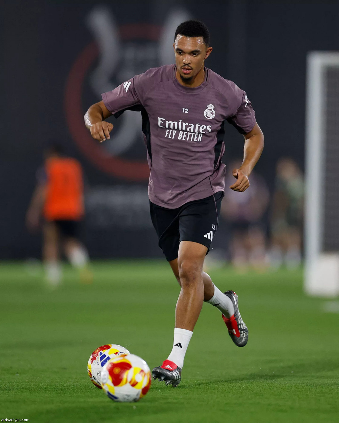 الريال.. ضغط واستحواذ