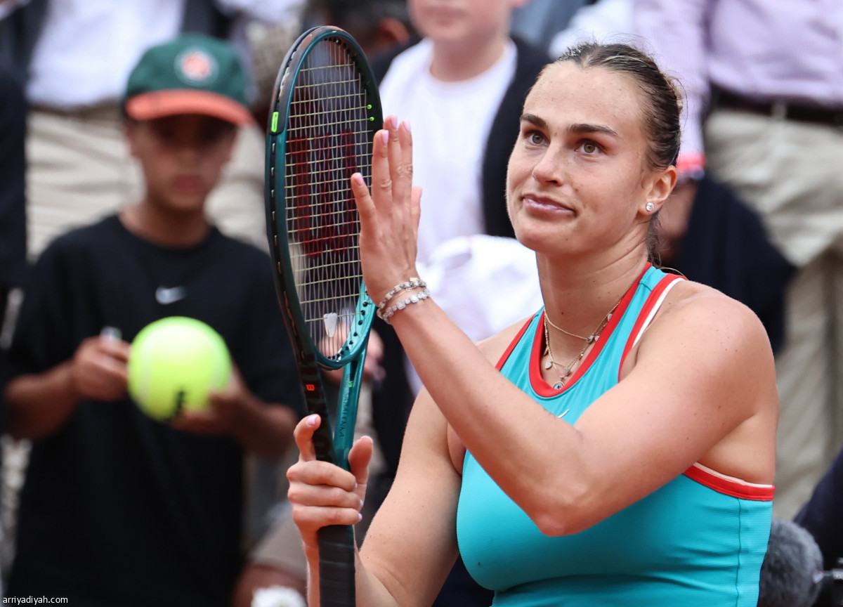 أرينا وإيجا تتأهلان