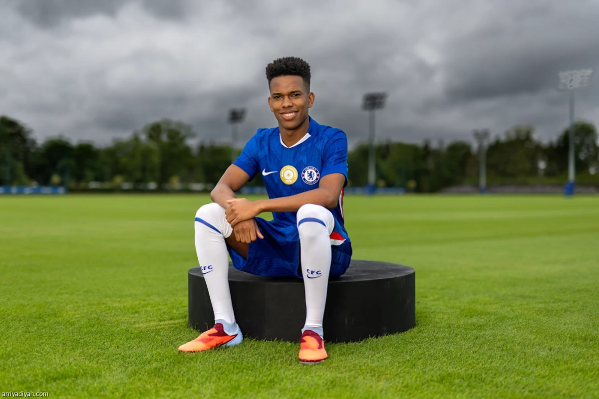 استيفاو بالقميص الأزرق