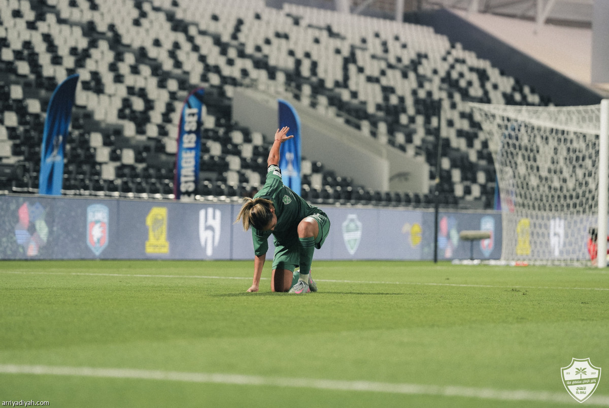 الأهلي إلى نهائي السوبر