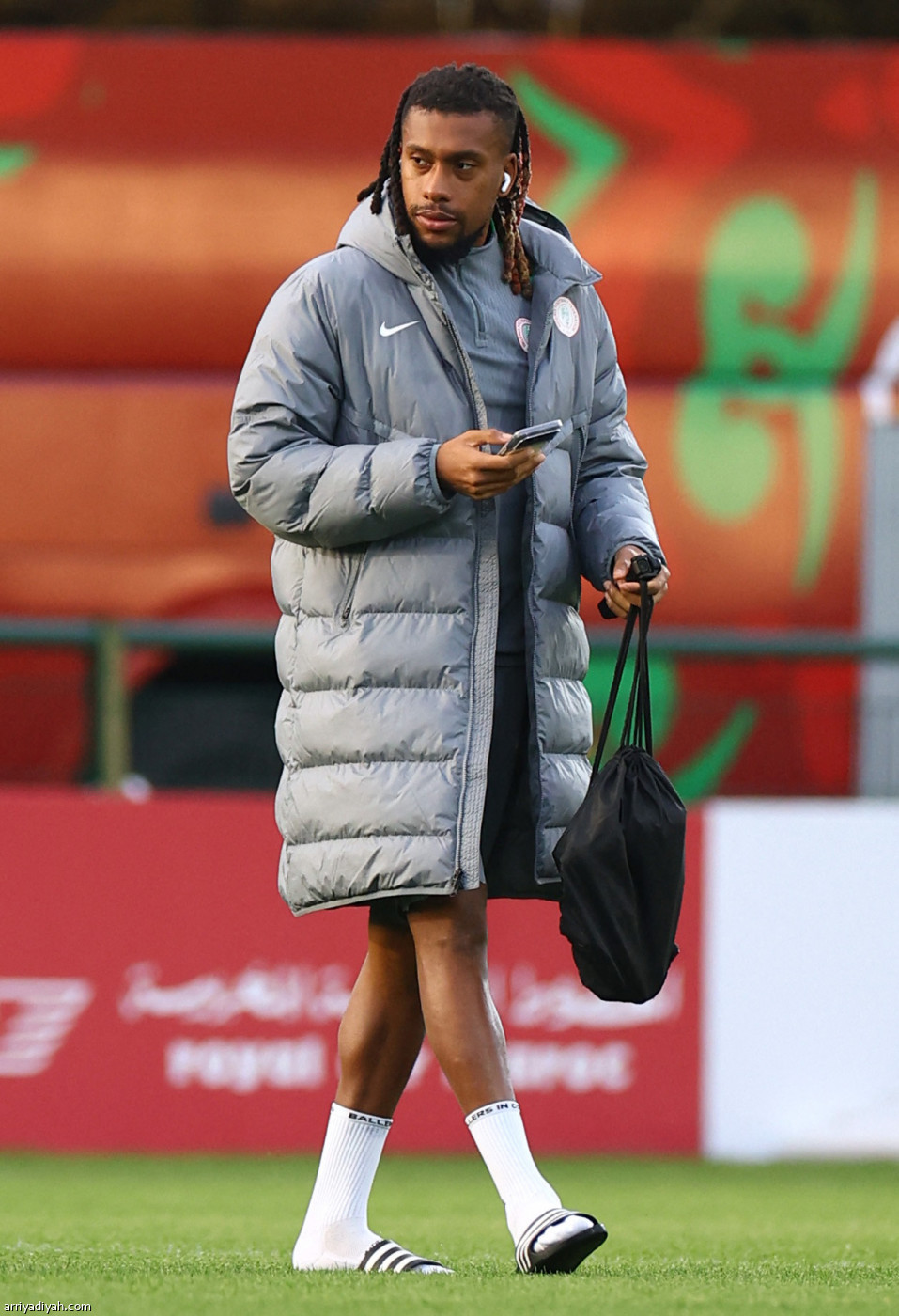 البرونز بين «الفراعنة» و«النسور»